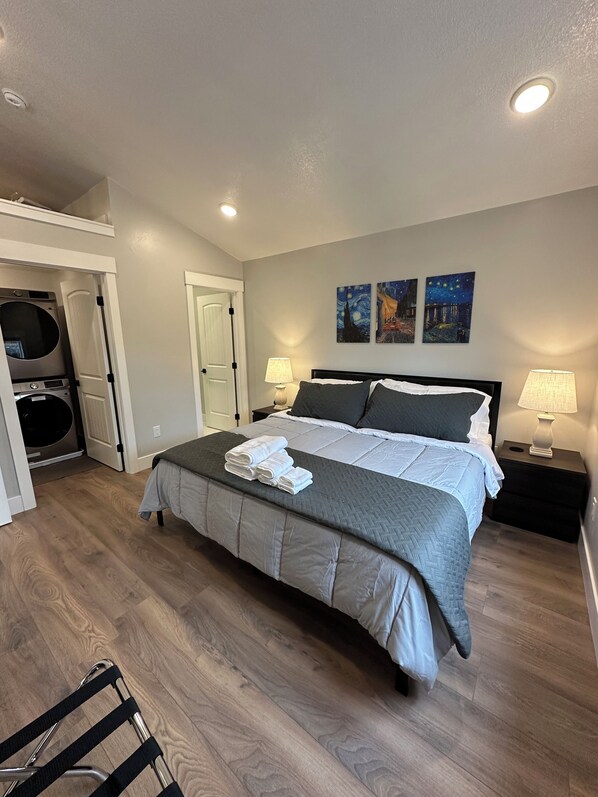 1 bedroom, desk, iron/ironing board, free WiFi - Modern Retreat with All the Essentials (Salt Lake City)