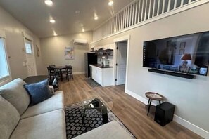 Smart TV, stereo - Modern Retreat with All the Essentials (Salt Lake City)