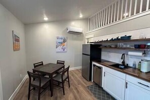 Fridge, microwave, stovetop, dishwasher - Modern Retreat with All the Essentials (Salt Lake City)