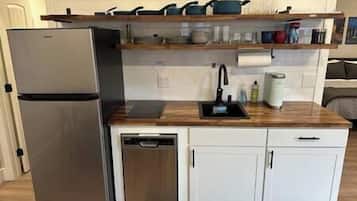 Kylskåp, mikrovågsugn, spishäll och diskmaskin