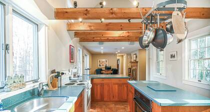 4 BDR w/ Private Hot tub, Backyard and Deck!