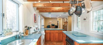 4 BDR w/ Private Hot tub, Backyard and Deck!