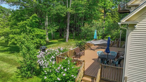 4 BDR w/ Private Hot tub, Backyard and Deck!