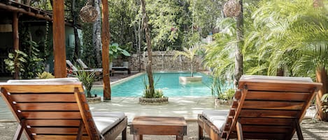 3 piscinas al aire libre, sombrillas, sillones reclinables de piscina