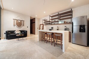 Phòng Suite Grand, quang cảnh hồ bơi | Khu phòng khách