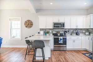 Fridge, microwave, oven, stovetop - Maritime Meadows – Charming Resort-Style Home! (Arundel)