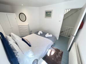 2 habitaciones, escritorio, tabla de planchar con plancha y wifi gratis 