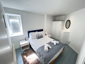 2 bedrooms, desk, iron/ironing board, free WiFi - Chy Meor a stonesthrow away from Porthmeor beach! (St Ives)