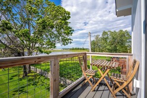 Outdoor dining - Latitude Adjustment – Walk to Beach & Dining! (Scarborough)