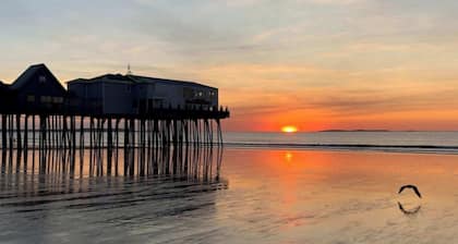 Latitude Adjustment – Walk to Beach & Dining!