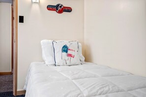 5 bedrooms, iron/ironing board, WiFi, bed sheets - Beachfront | 20 Steps to Long Sands | Ocean Views (York)