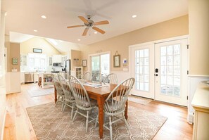 Dining - Stunning 5 BDR, Walk to York Harbor Beach! (York)