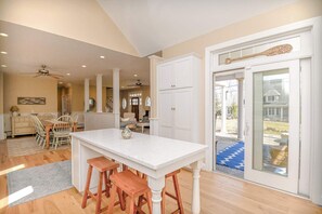 Dining - Stunning 5 BDR, Walk to York Harbor Beach! (York)