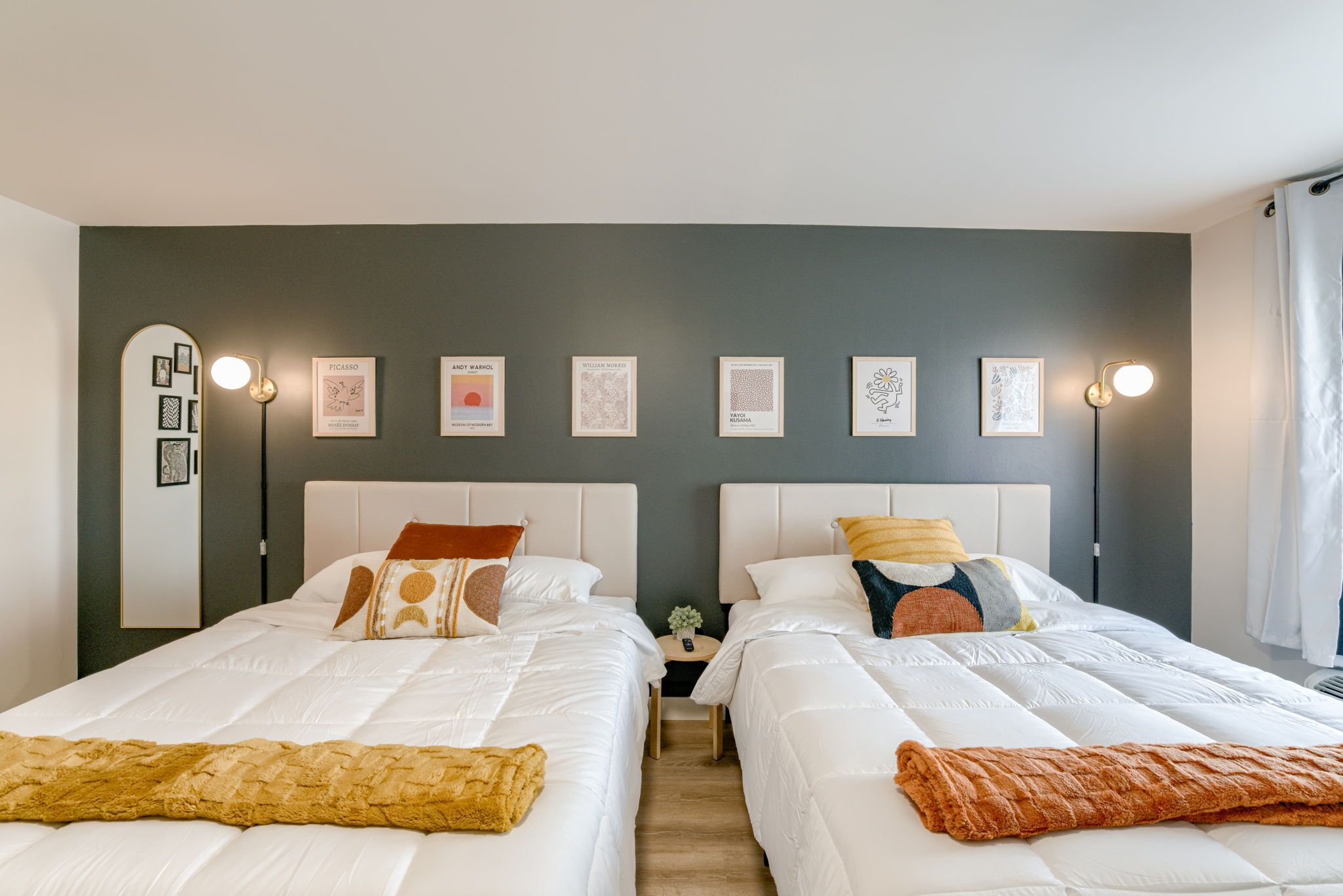 1 habitación, escritorio y ropa de cama 