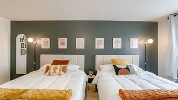 1 habitación, escritorio y ropa de cama