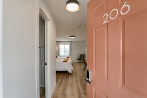 1 Schlafzimmer, Schreibtisch, Bettwäsche