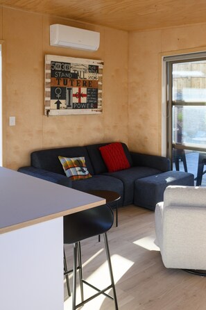 Smart TV y chimenea 