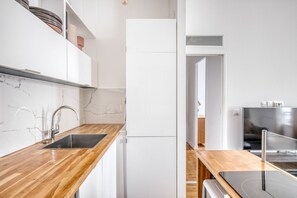 Réfrigérateur, micro-ondes, four, plaque de cuisson