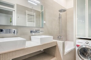 Een haardroger, handdoeken