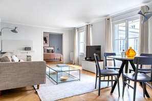 TV, stereo - Blueground | Invalides, nr Rodin & Maillol Museums (Paris)