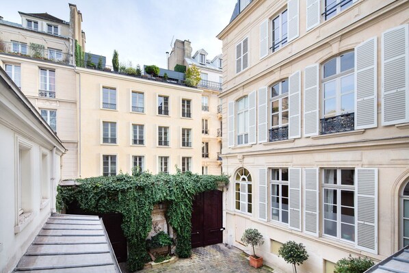 Exterior - Blueground | Invalides, nr Rodin & Maillol Museums (Paris)