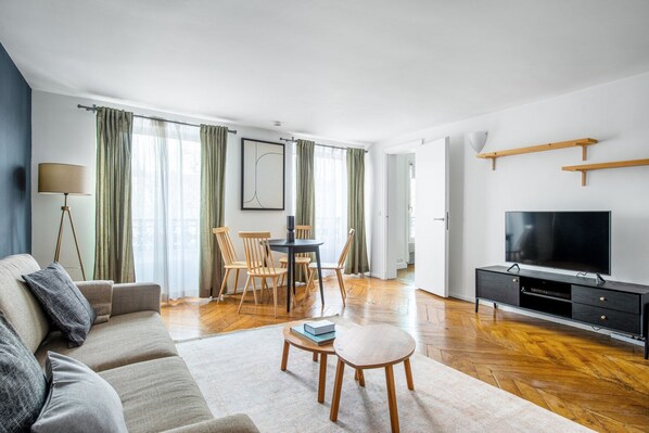 TV, stereo - Blueground | Saint Germain, nr the Sorbonne (Paris)