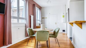Dining - Blueground | Miromesnil, nr Parc Monceau (Paris)