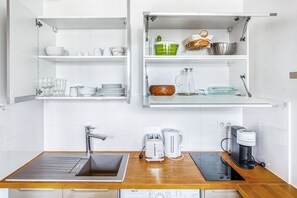 Kjøleskap, mikrobølgeovn, ovn og kokeplater