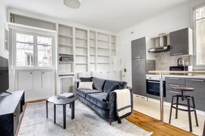 TV, stereo - Blueground | Monceau, elev & concierge, nr park (Paris)