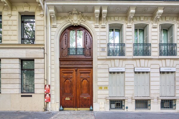 Exterior detail - Blueground | Monceau, elev & concierge, nr park (Paris)