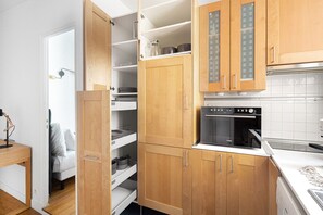 Kjøleskap, mikrobølgeovn, ovn og kokeplater