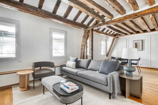 Een televisie en een stereo