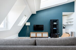 TV, stereo - Blueground | Trocadero, roof, canopy (Paris)