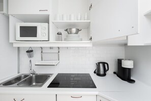 Fridge, microwave, oven, stovetop - Blueground | Trocadero, roof, canopy (Paris)