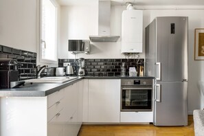 Fridge, microwave, oven, stovetop - Blueground | Marais, by bars, boutiques (Paris)