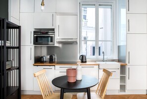 Kühlschrank, Mikrowelle, Herdplatte, Geschirrspüler