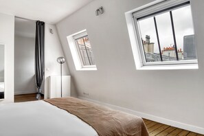 4 bedrooms, iron/ironing board, WiFi, bed sheets