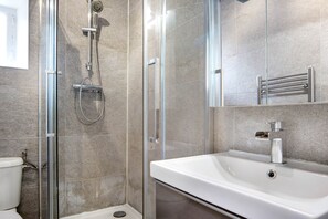 Hårføner og håndklær