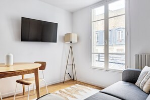 Een televisie en een stereo