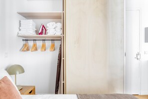 1 slaapkamer, een strijkplank/strijkijzer, wifi, beddengoed