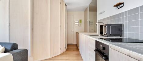 Réfrigérateur, micro-ondes, four, plaque de cuisson