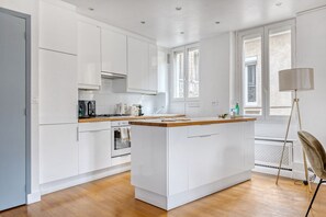 Fridge, microwave, oven, stovetop - Blueground | Arc de Triomphe, nr shops (Paris)