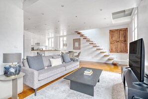 TV, fireplace, stereo - Blueground | Arc de Triomphe, nr shops (Paris)