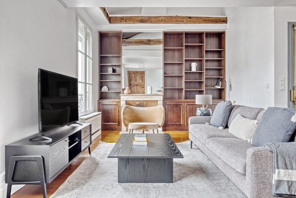 TV, fireplace, stereo - Blueground | Arc de Triomphe, nr shops (Paris)