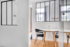 Dining - Blueground | George V, security, nr Louis Vuitton (Paris)