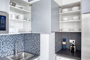 Interior - Blueground | George V, security, nr Louis Vuitton (Paris)