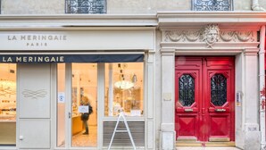 A storefront with a large glass window displaying a chandelier and a sign reading "LA MERINGAIE PARIS". - Blueground | St Placide, balcony, nr Bon Marché (Paris)