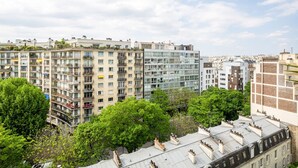 Un immeuble résidentiel de grande hauteur, doté de nombreux balcons et d’une architecture moderne.