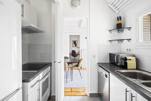 Fridge, microwave, oven, stovetop - Blueground | Mirabeau-Auteuil, terrace, nr Seine (Paris)