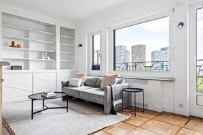 TV, stereo - Blueground | Mirabeau-Auteuil, terrace, nr Seine (Paris)